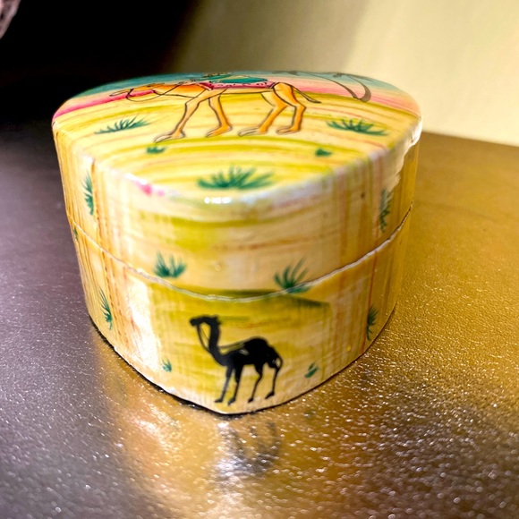 VINTAGE UNIQUE MEDITERRANEAN CAMEL & RIDER DESERT SCENE HEART SHAPED TRINKET BOX - Picture 2 of 10